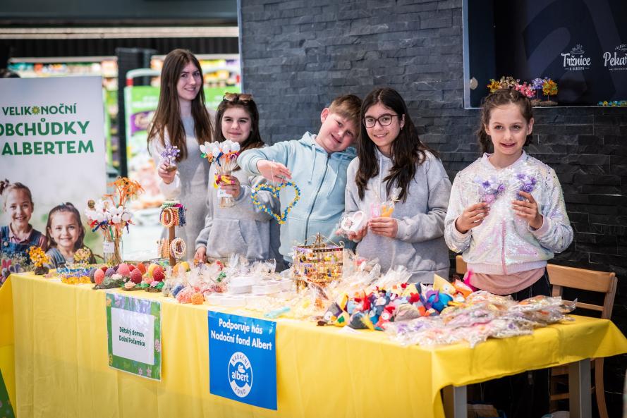 Děti z dětských domovů otevírají velikonoční obchůdky s vlastními výrobky