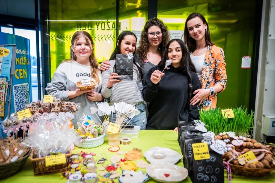 Velikonoční obchůdky: Děti z dětských domovů prodaly tisíce výrobků a vydělaly 465 605 korun